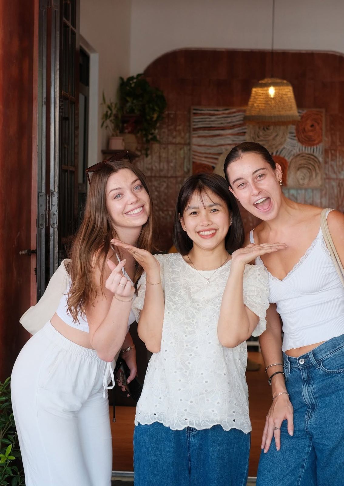 A La Solana team member with two smiling guests at the entrance